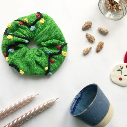 Juletræsscrunchie Rito Krea Scrunchie Strikkeopskrift - Rito Krea Strikkeopskrifter  - 5713419925868