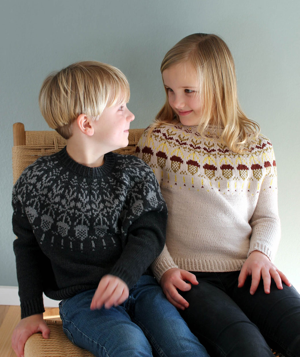 Strikkeopskrift Strikkekit 2602 Saga & Sander All Seasons Garn Kun Opskrift 2602 Saga & Sander - Strikkeopskrifter