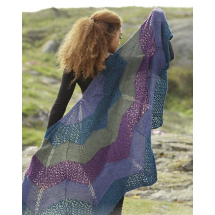 Aurora Borealis Drops Design Sjal Strikkeopskrift 148x74 - Strikkeopskrifter  - 5713419988184