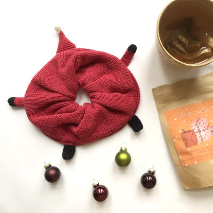 Twisted Santa Scrunchie Rito Krea Scrunchie Strikkeopskrift - Rito Krea Strikkeopskrifter  - 5713419925882