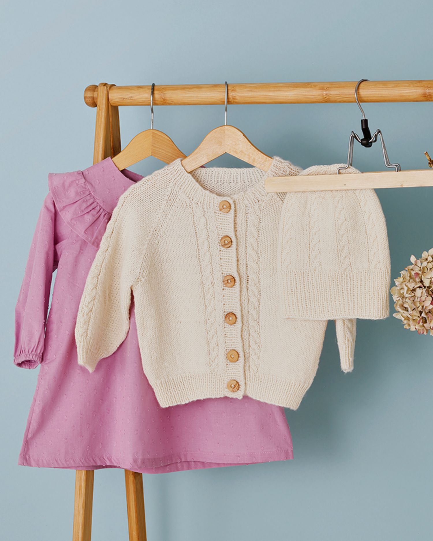 Strikkeopskrift Strikkekit Cardigan Hue Med Snoninger Lillemor Permin 892801 Kun Strikkeopskrift Cardigan Hue Med Snoninger Lillemor Permin 892801 - Strikkeopskrifter